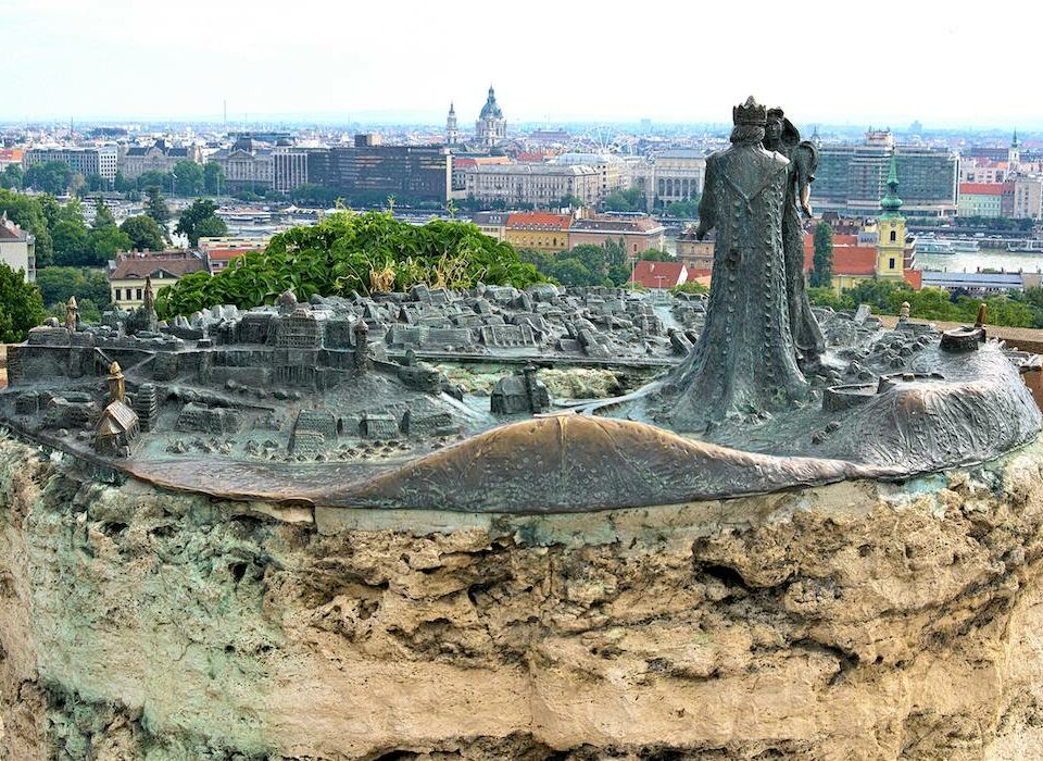 The statue of Prince Buda and Princess Pest