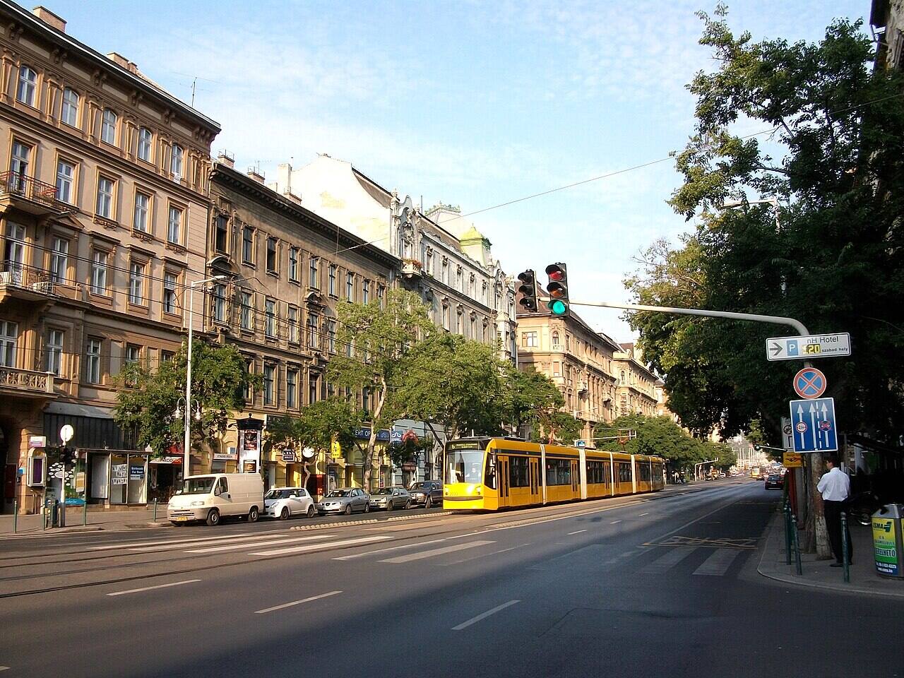 nagykörút budapest tourists immigrants