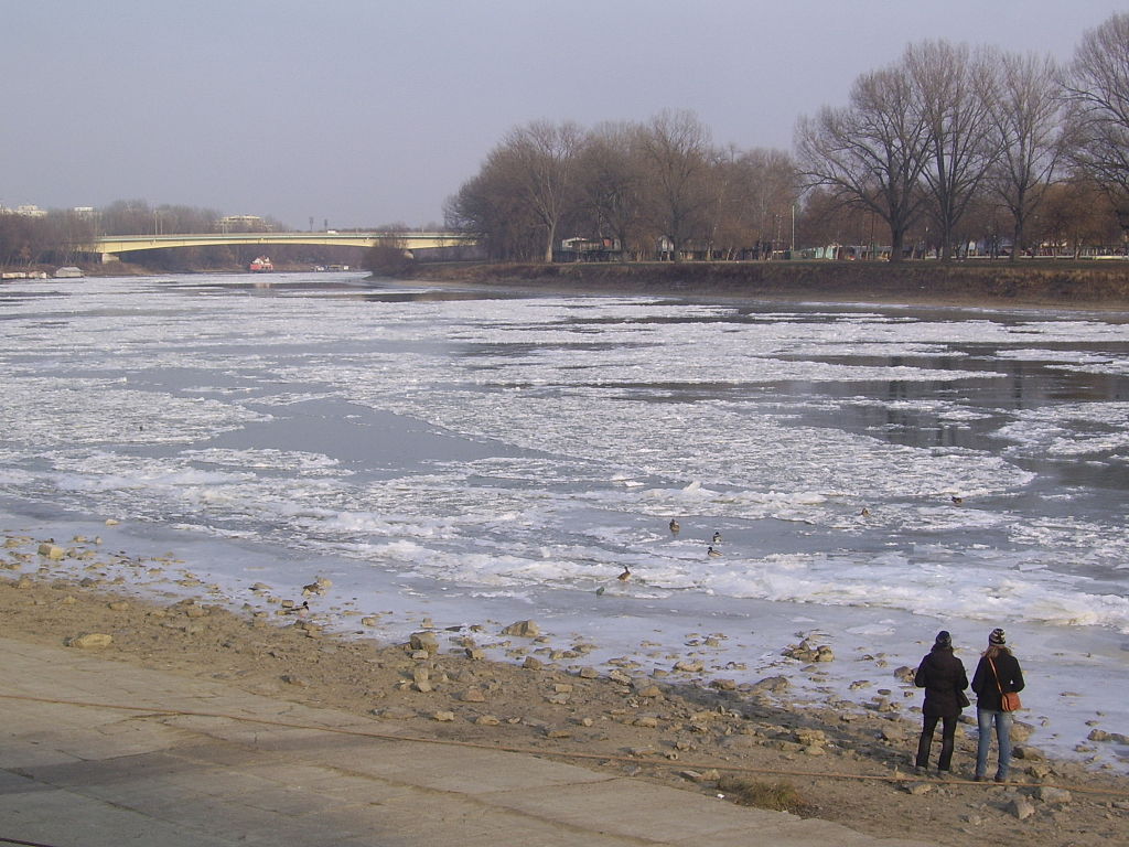 tisza szeged ukraine icy water