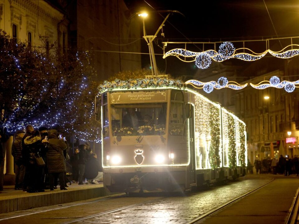 Miskolc Advent Light Tram Sets Off in Miskolc with Stunning Illuminations (6)