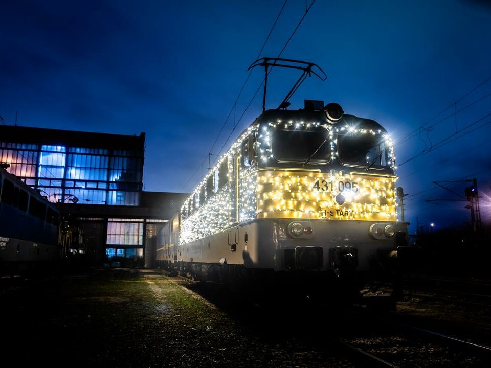 Advent light trains, buses, and HÉV trains carry passengers from today