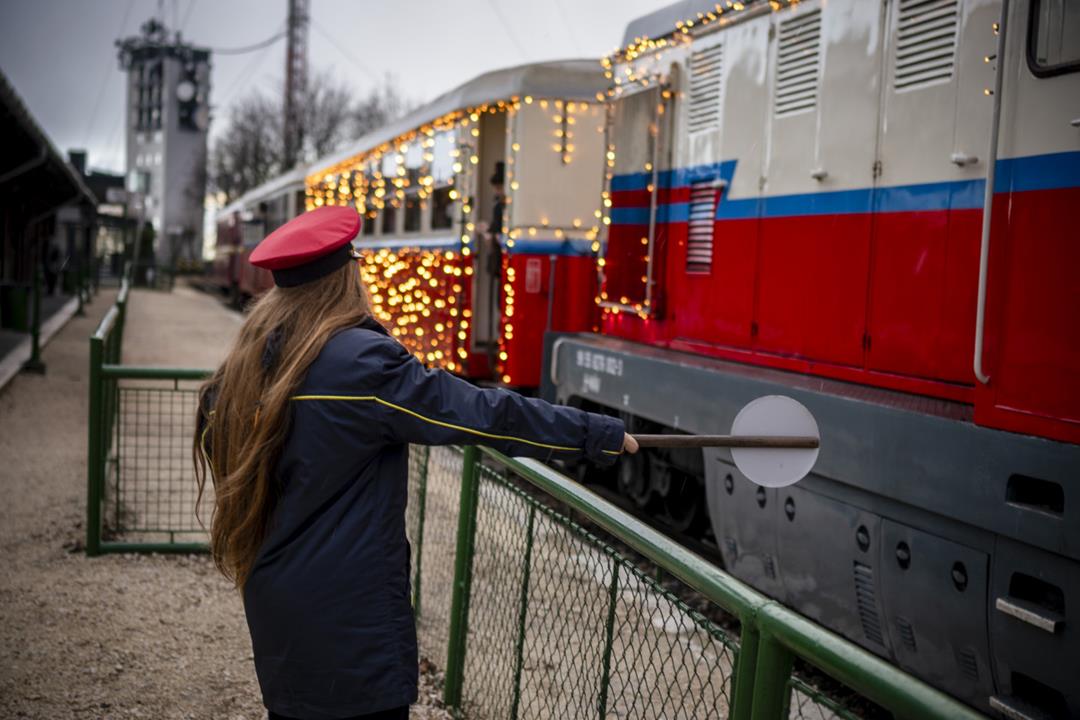 Advent light trains, buses, and HÉV trains carry passengers from today