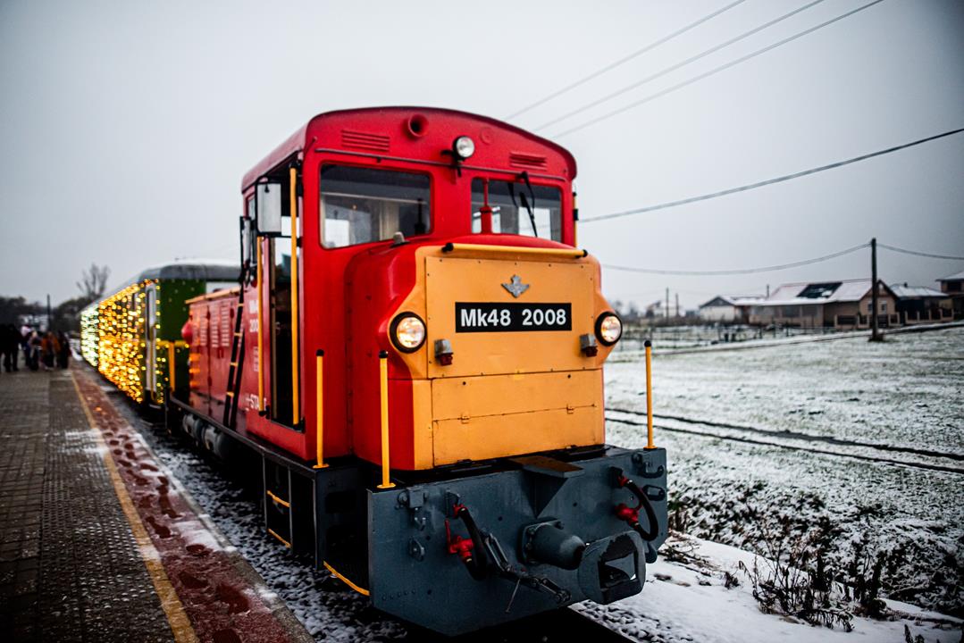 Advent light trains, buses, and HÉV trains carry passengers from today