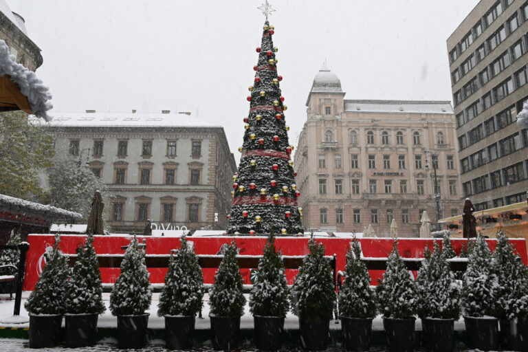 Budapest snowfall white Christmas