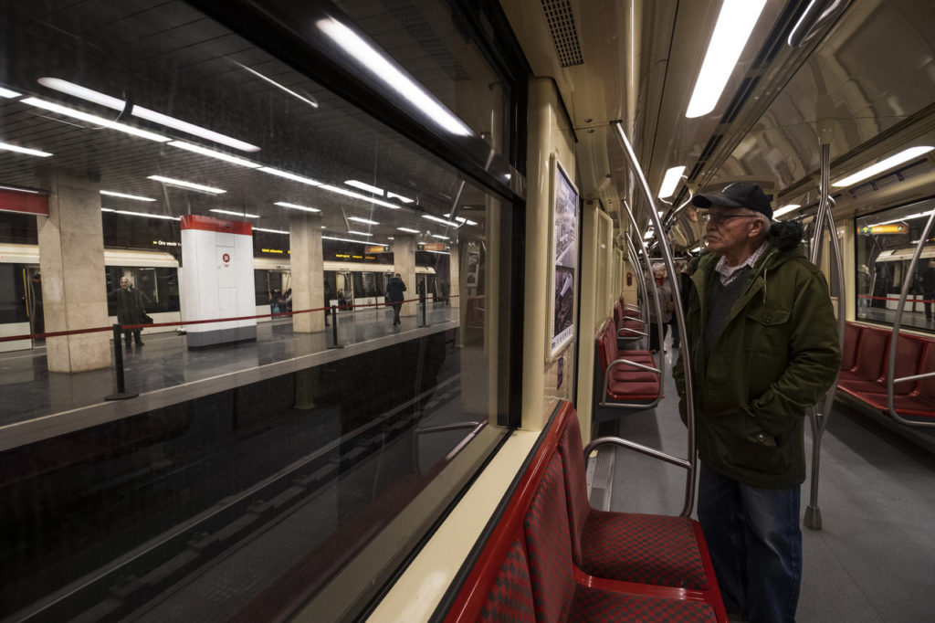 Exhibition commemorating the 1945 siege of Budapest opens in metro carriages
