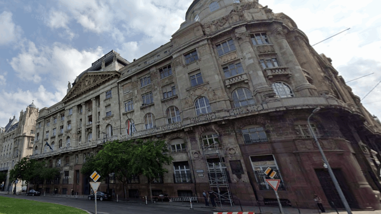 Historical Budapest palace close to Chain Bridge can be sold in no time (Copy)