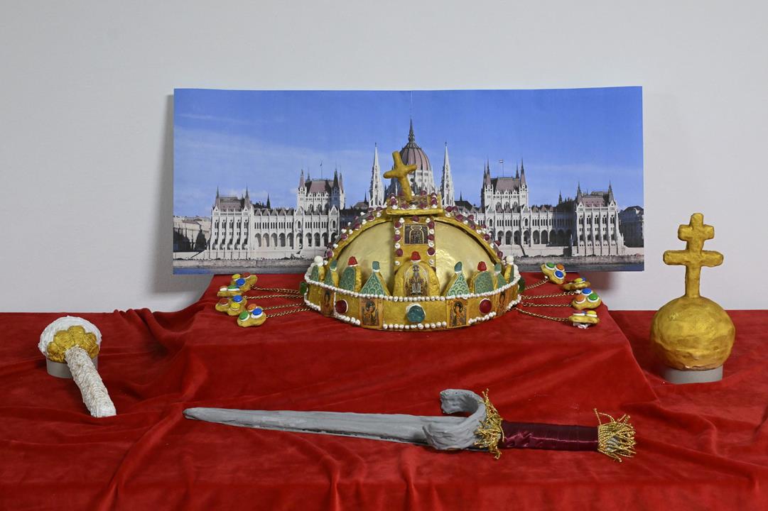 The Hungarian coronation jewels made of gingerbread hungary news