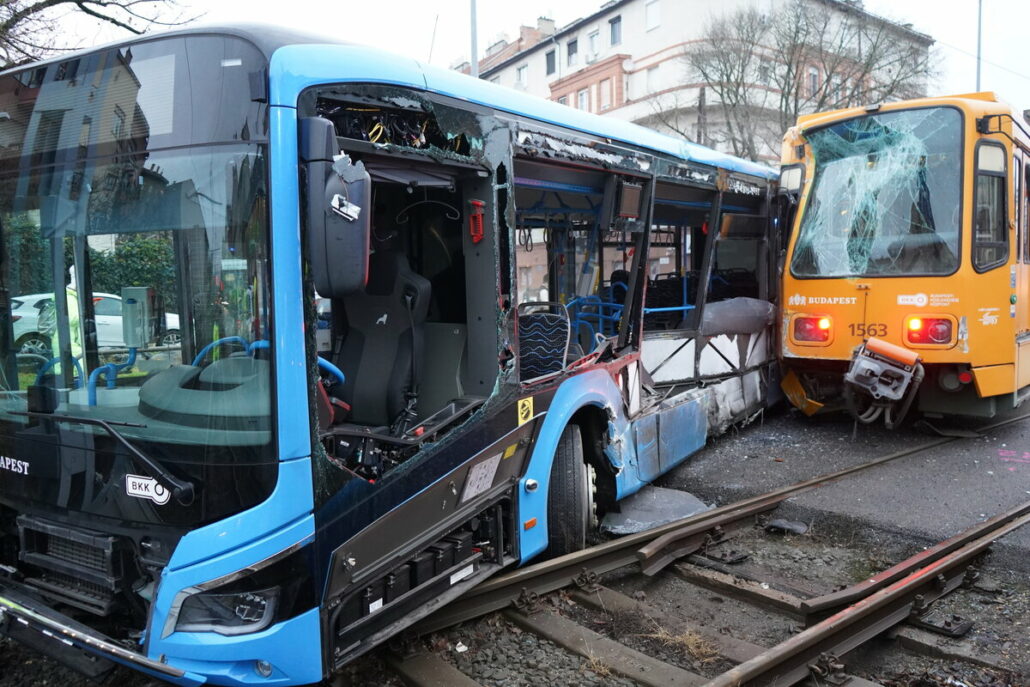 Bus crashes into tram in Budapest video