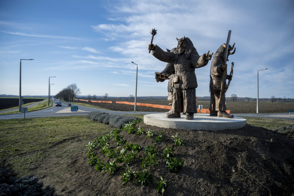 busó statue mohács