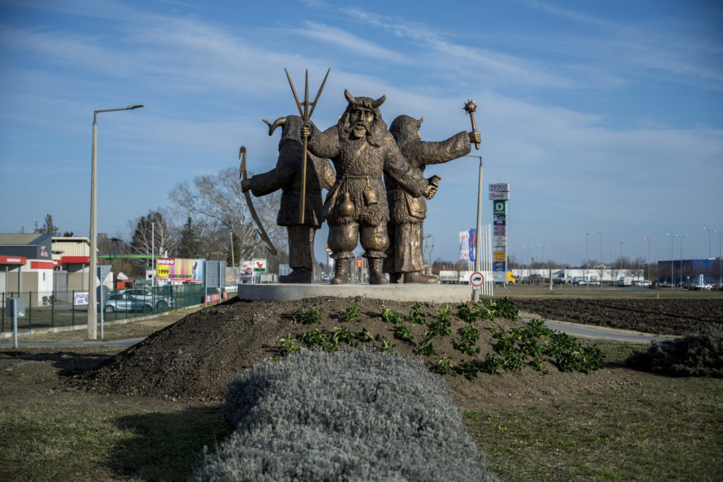 busó statue mohács