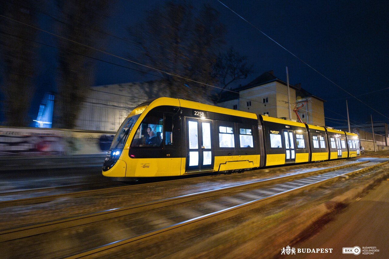 caf new tram fleet budapest (1)