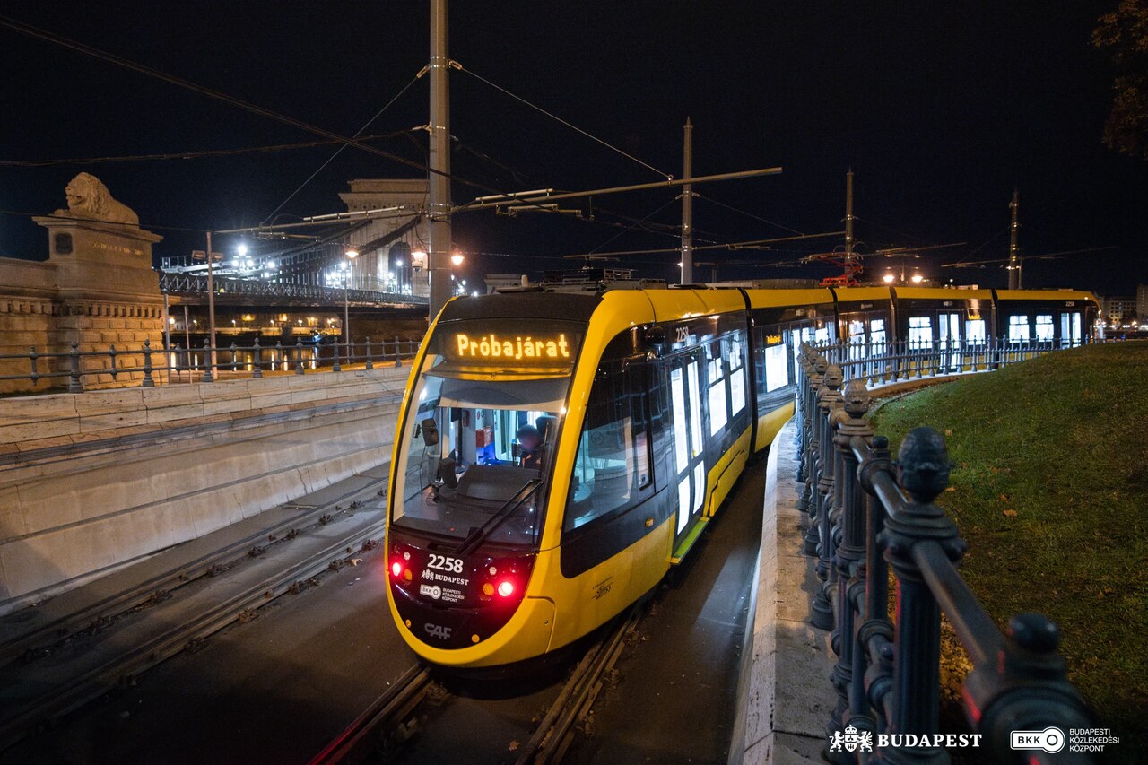 caf new tram fleet budapest2 (1)