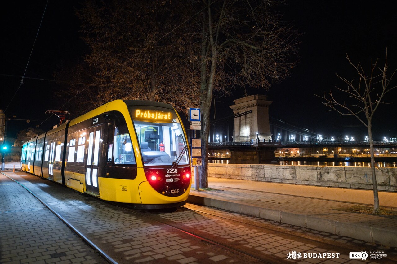 caf new tram fleet budapest2 (1)