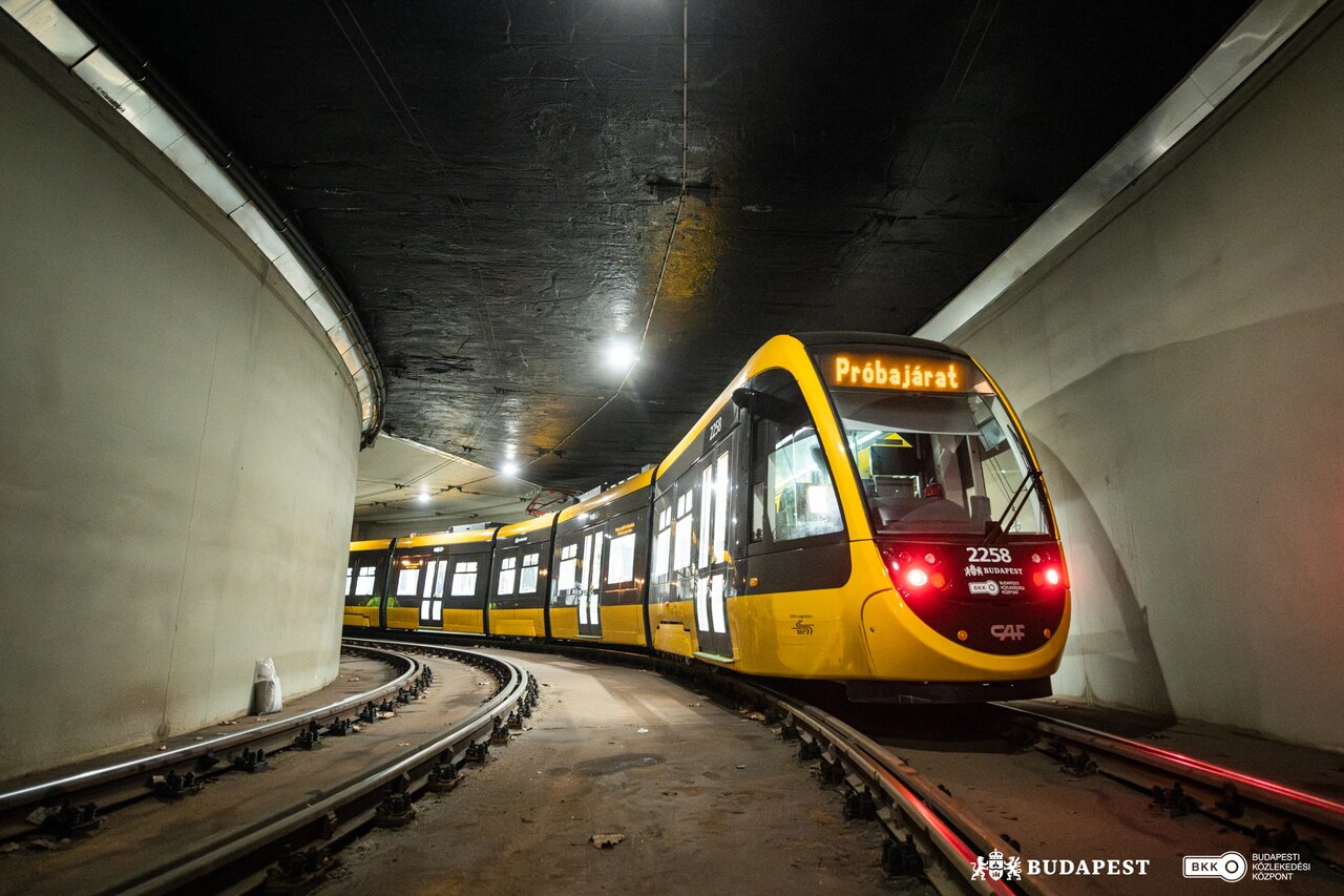 caf new tram fleet budapest2 (1)