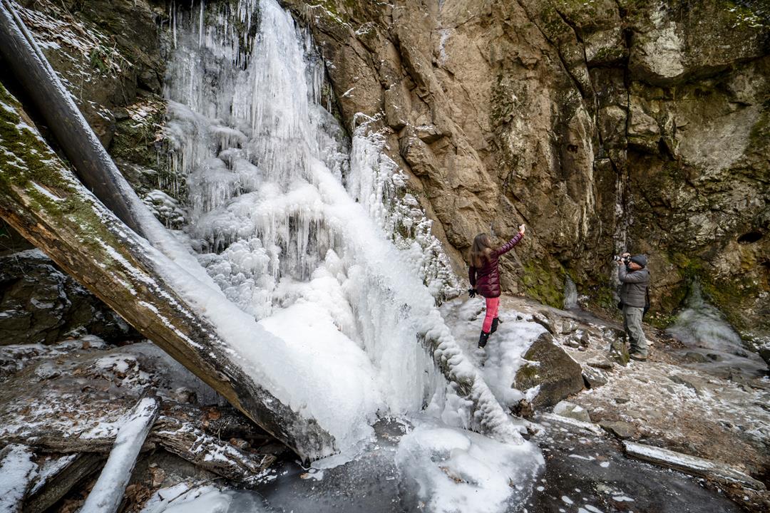 Maravilla natural en Hungría Cascada del valle de Ilona