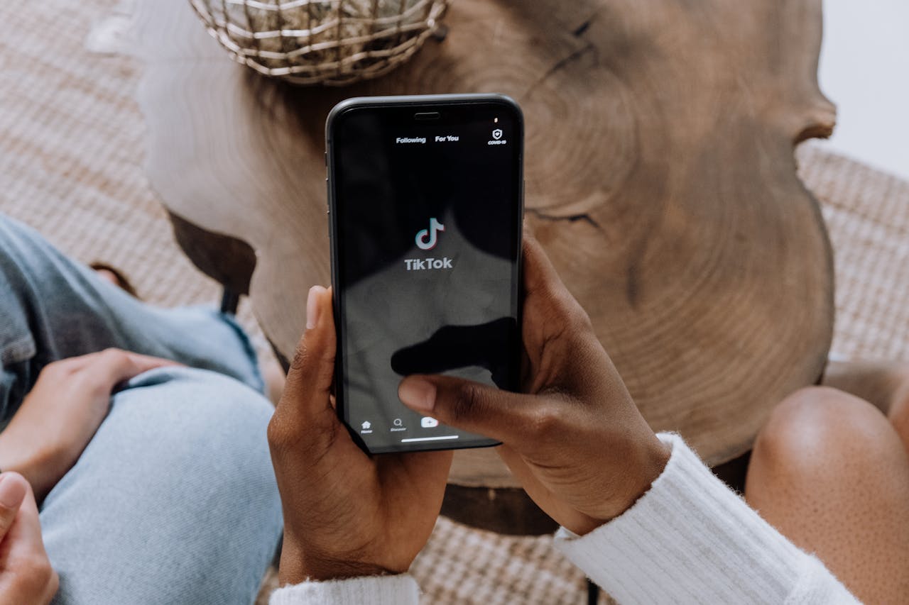 redes sociales tiktok teléfono inteligente