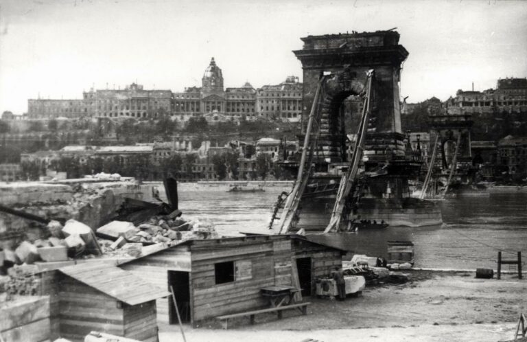 Cerco de Budapeste 1945 Ponte das Correntes destruída Segunda Guerra Mundial batalhas urbanas cerco de Budapeste