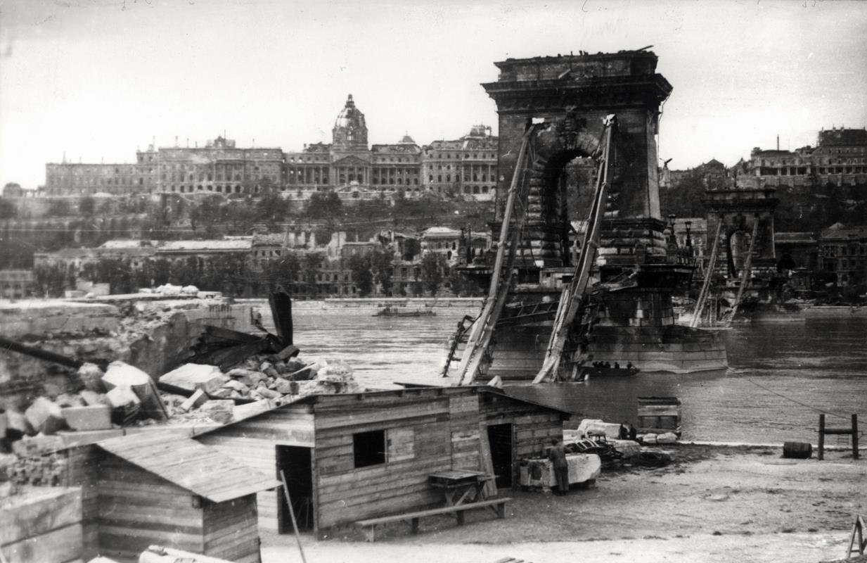 Assedio di Budapest 1945 Ponte delle Catene distrutto Battaglie urbane della seconda guerra mondiale Assedio di Budapest