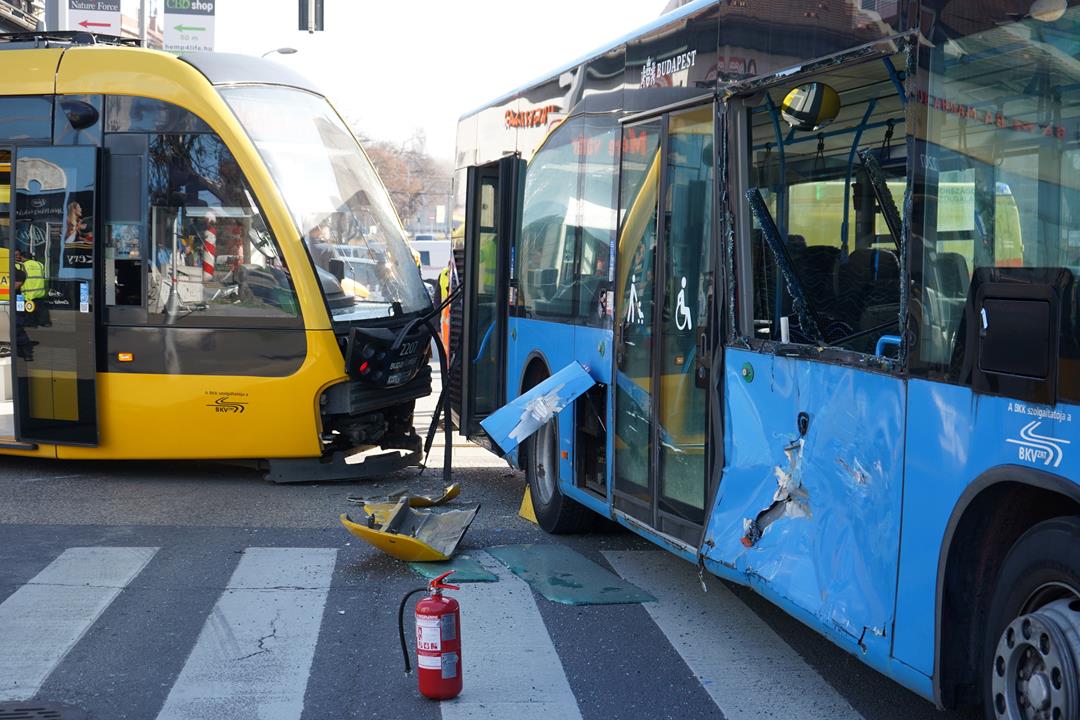 布達佩斯發生公車與電車相撞事故