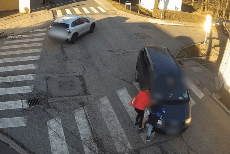 汽車撞倒了正在過馬路的一位母親和她的兩個孩子