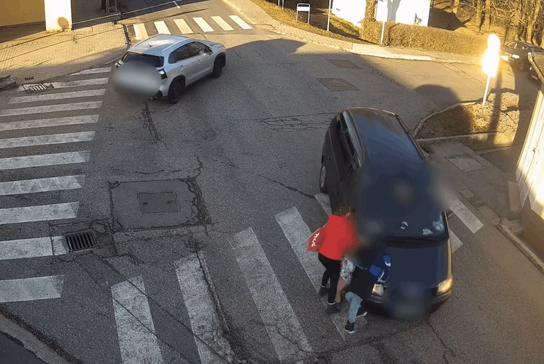 Un'auto investe una madre e i suoi due figli sulle strisce pedonali