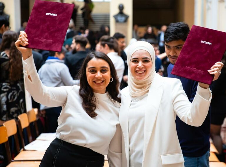 I laureati stranieri hanno ricevuto i loro diplomi presso BME (copia)