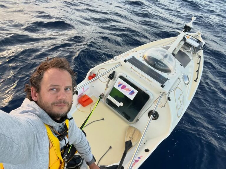 Gábor Rakonczay cruzou o Atlântico sozinho em uma canoa Hungria notícias