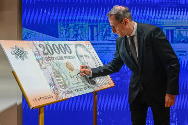 Mihály Varga ficha al gobernador del banco central de billetes en florines