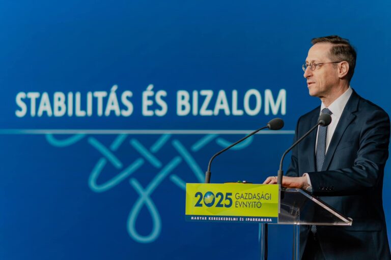 Mihály Varga, gobernador del banco central.