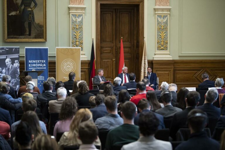 Consulta sobre las relaciones húngaro-alemanas en la Universidad Nacional de Servicio Público