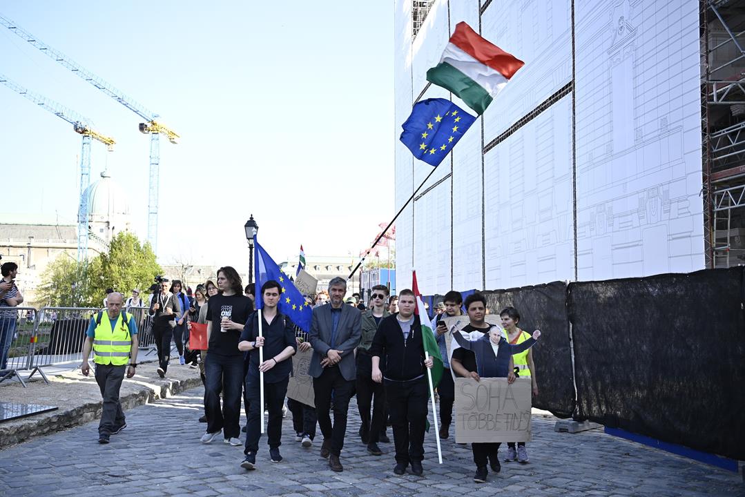 Demonstration closes Budapest bridge