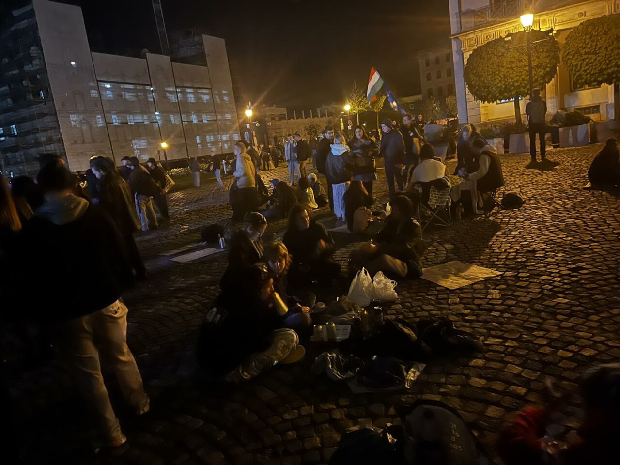 حشود كبيرة احتلت جسر بودابست وقلعة بودا احتجاجًا على قرار البرلمان