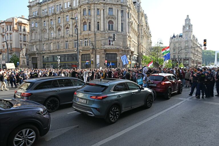Protest in Hungary interrupted: police quickly stop anti-Orbán government demonstration. Photo: MTI