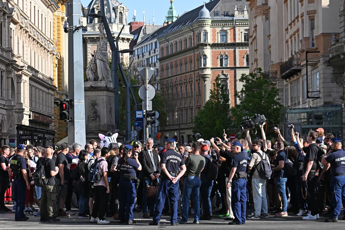 Protest in Hungary interrupted: police quickly stop anti-Orbán government demonstration. Photo: MTI