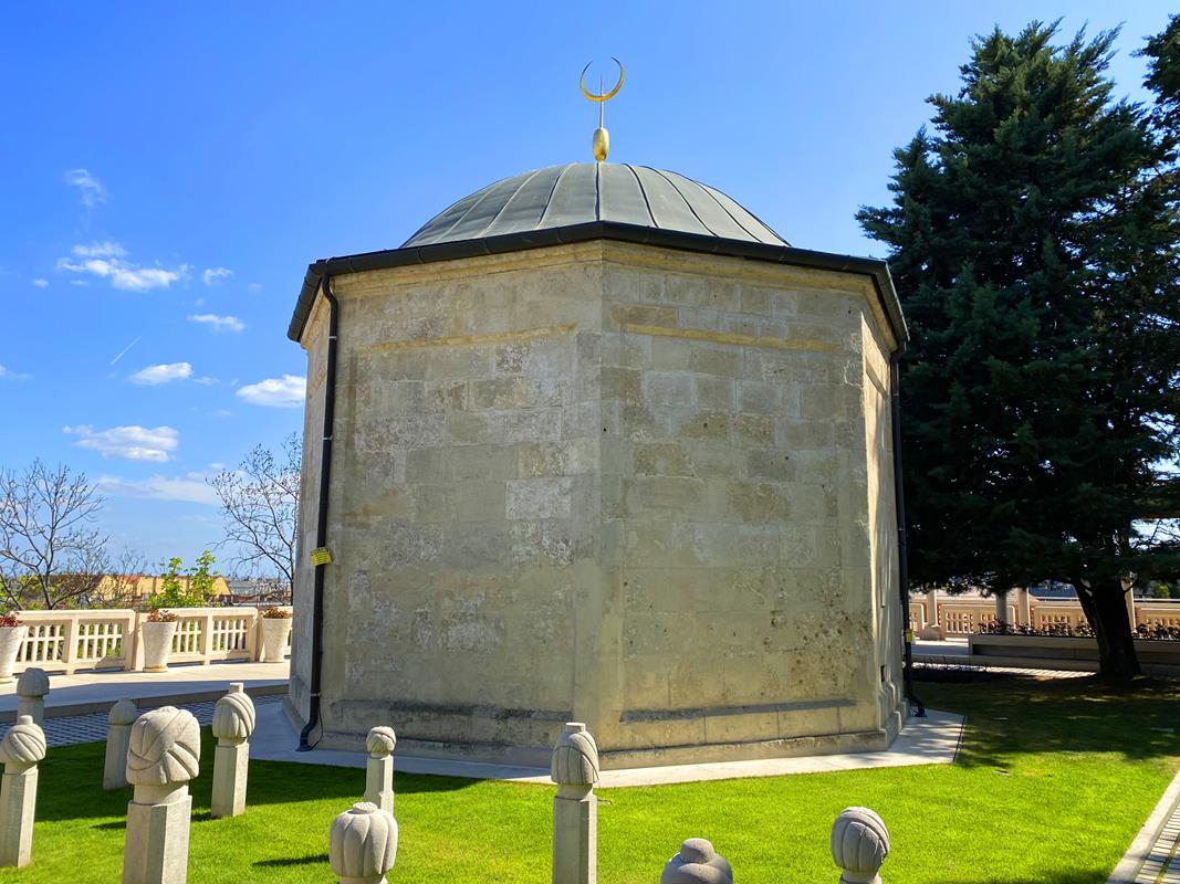 Tomb and turbaned tombstones Gül Baba