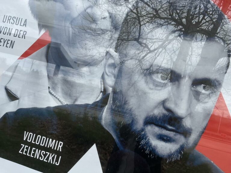 Von der Leyen riappare nella campagna di manifesti negativi del governo Orbán, ci sono anche Zelensky e Weber