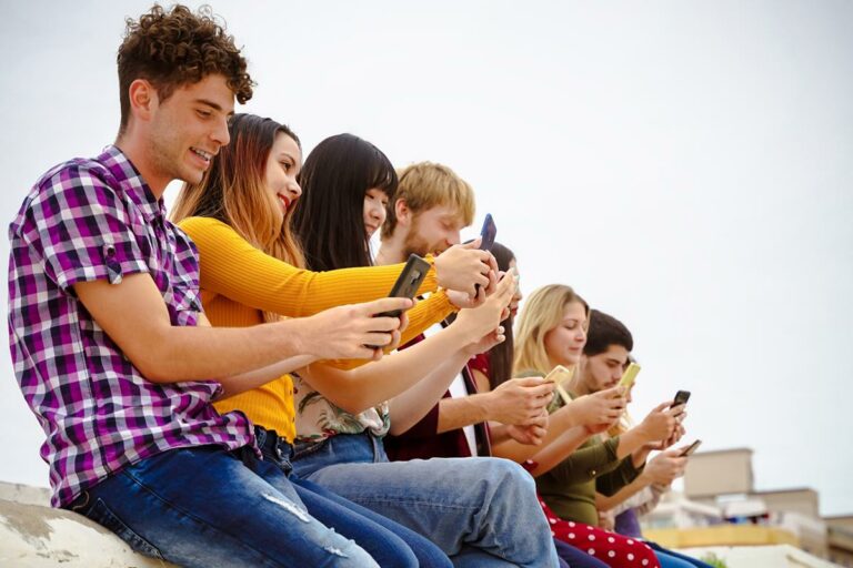 jovens smartphones móveis IA