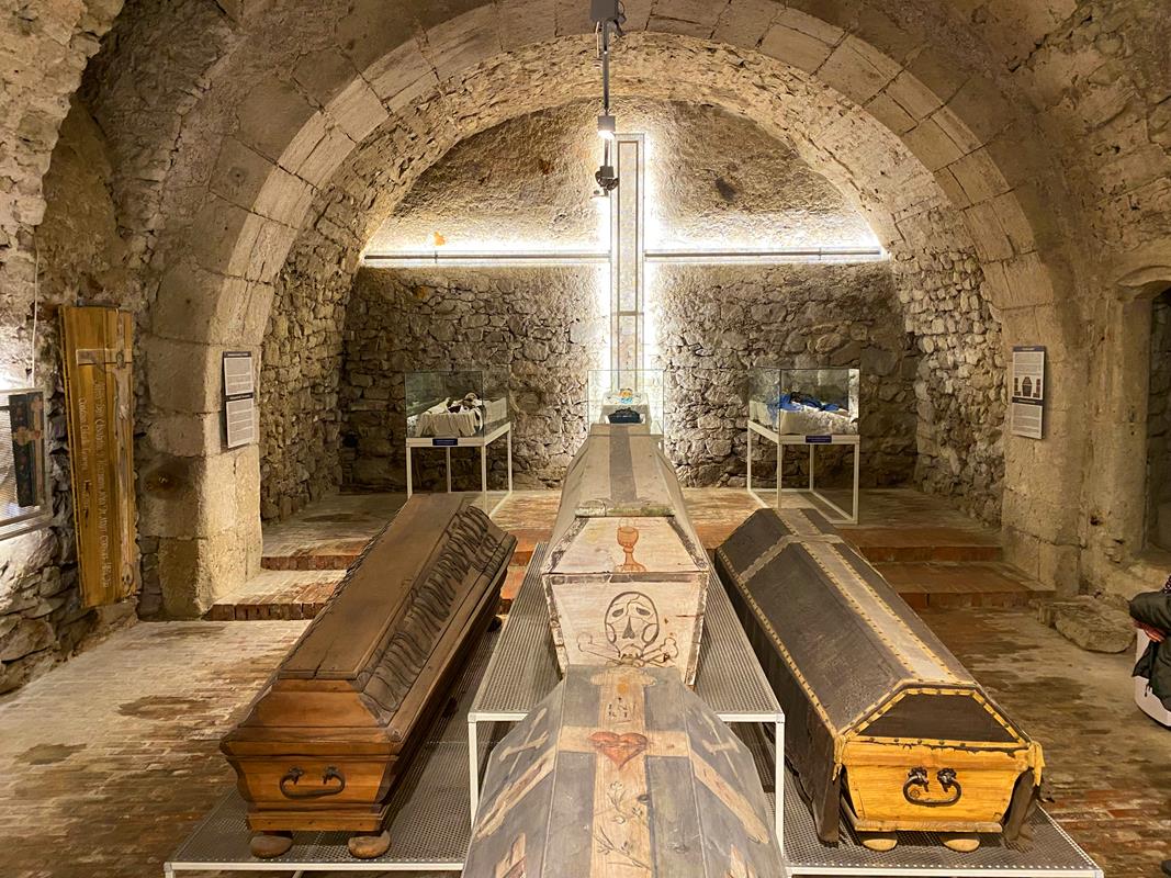 18th 19th century mummies coffins