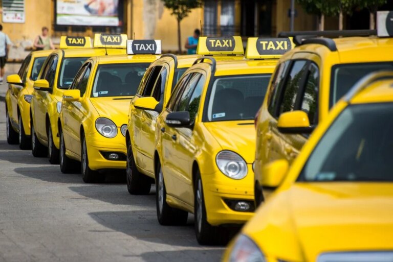 Taxistas de Budapeste enfrentam dificuldades no transporte dos trens MÁV