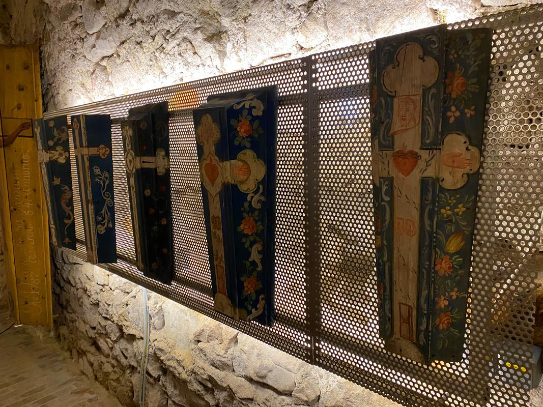 18th 19th century mummies coffins