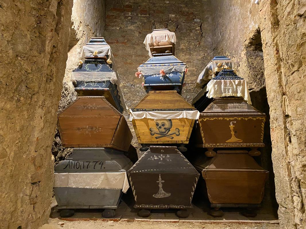 18th 19th century mummies coffins