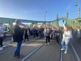 Hadházy protesta contra a polícia de Budapeste