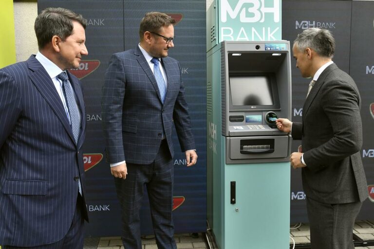 Banco húngaro instala caixas eletrônicos em postos de gasolina MOL