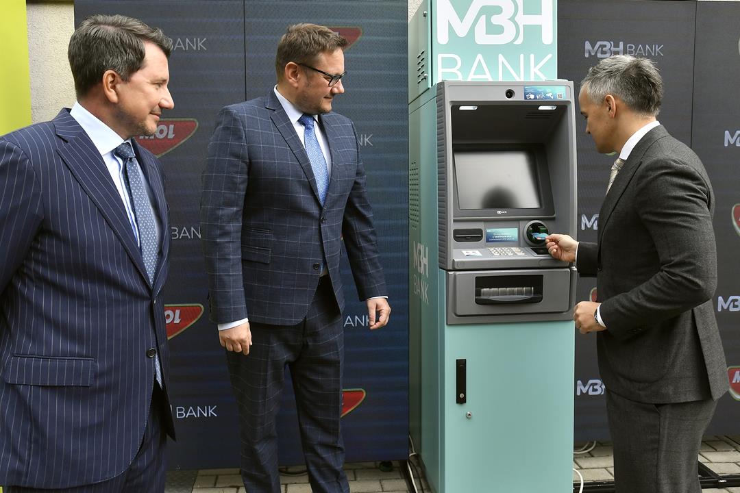 Une banque hongroise installe des distributeurs automatiques de billets dans les stations-service MOL