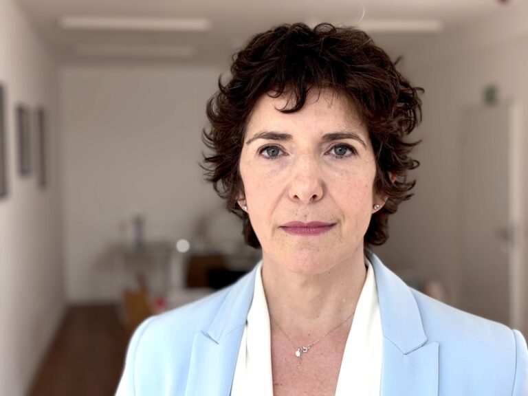 Klára Dobrev, DK, a plecat