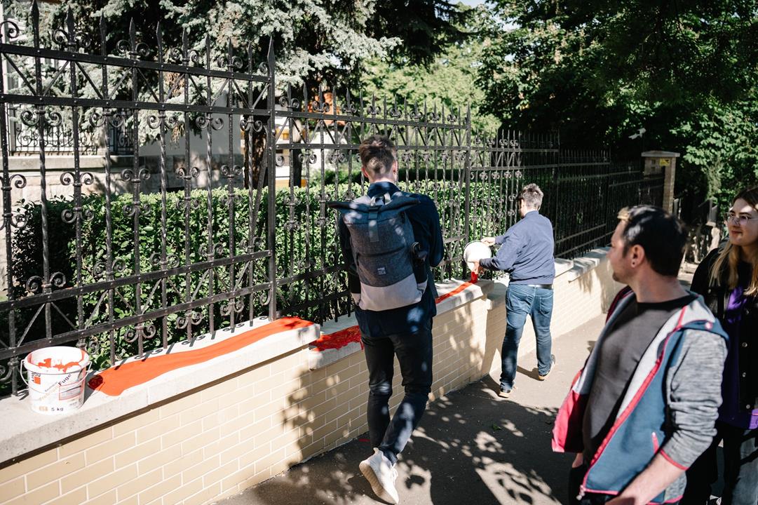 Opposition Momentum painted red and blocked the Sovereignty Protection Office in Budapest