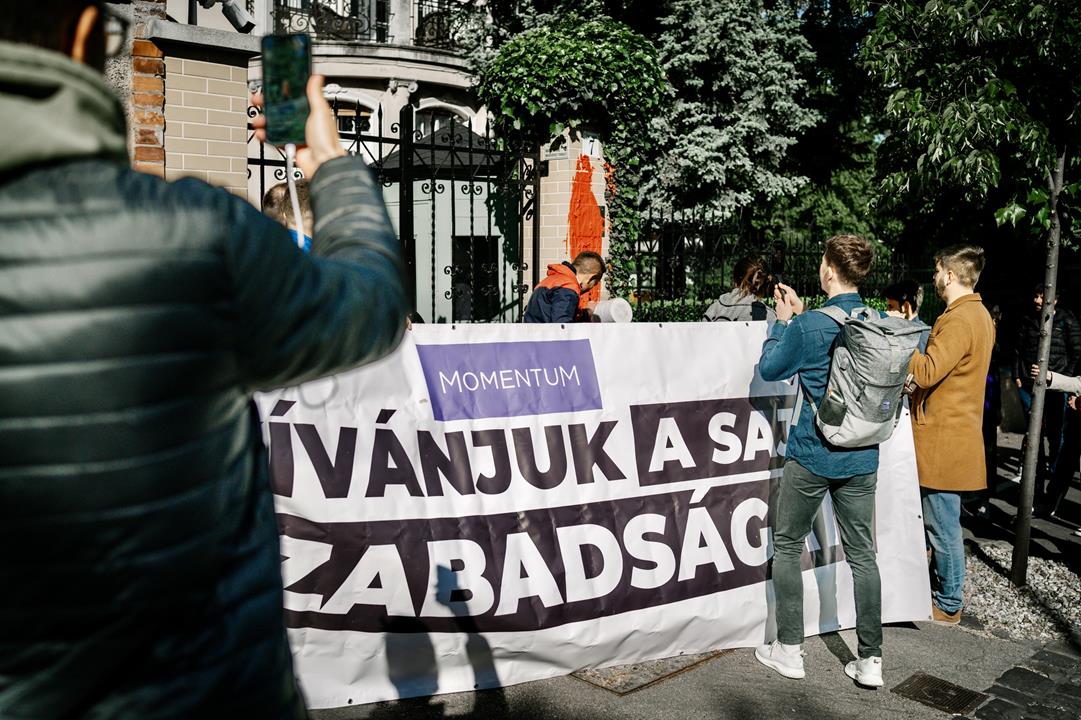Opposition Momentum painted red and blocked the Sovereignty Protection Office in Budapest