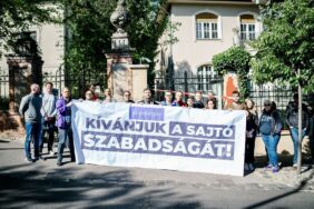 Opposition Momentum painted red and blocked the Sovereignty Protection Office in Budapest