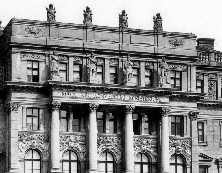 Estátuas decorativas originais do icônico edifício do Castelo de Buda estão sendo restauradas