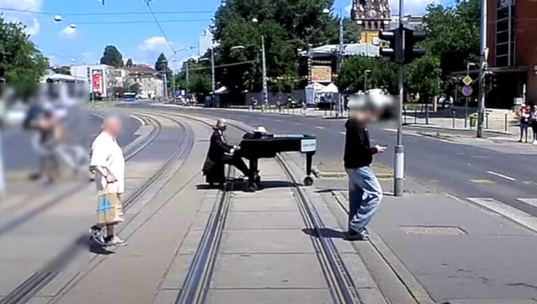 L'homme au piano au volant à Budapest